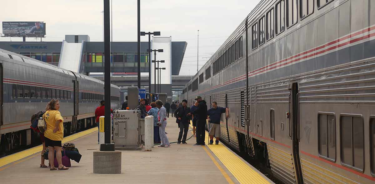 St Louis, Amtrak's The Texas Eagle station stop, people on platform