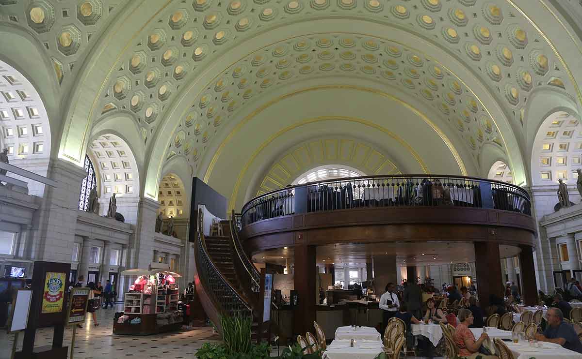 Washington, DC, Union Station main hall with restaurant and vaulted ceiling