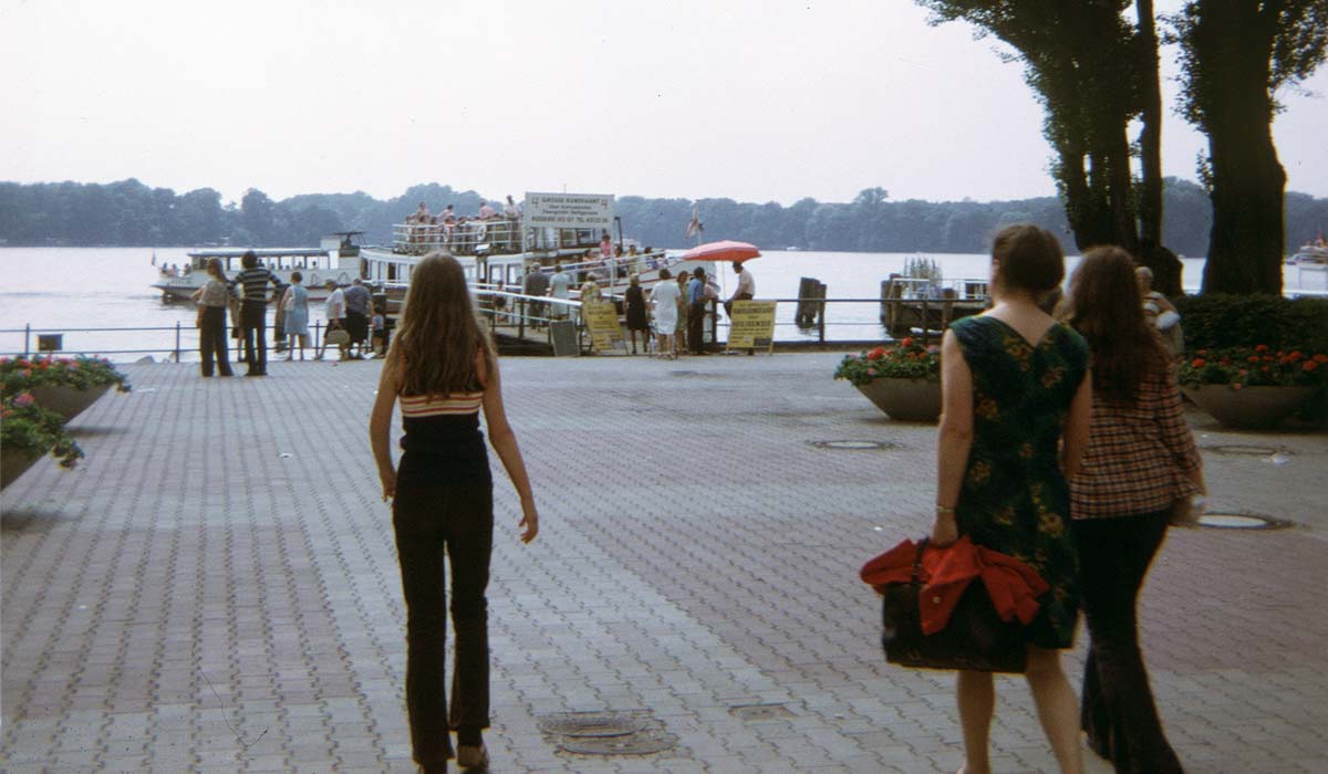 Mrs Haumersen and daughters walking towards cruise boat