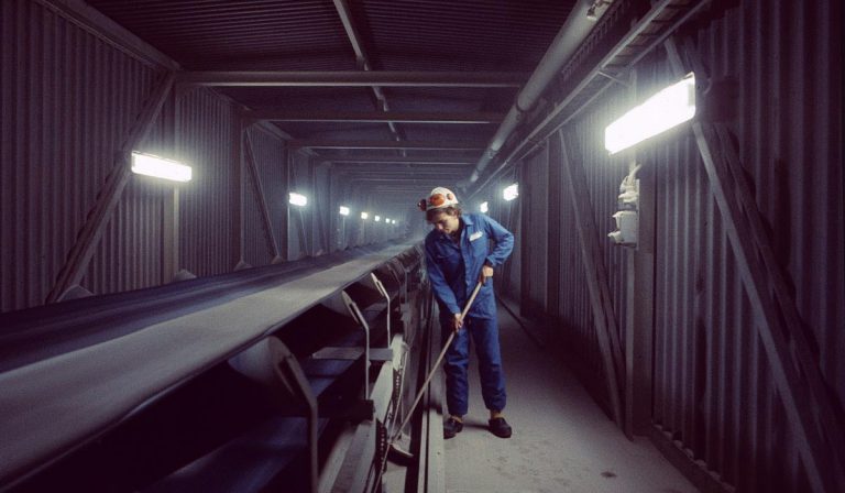 Enclosed conveyor belt, Claes working alongside it