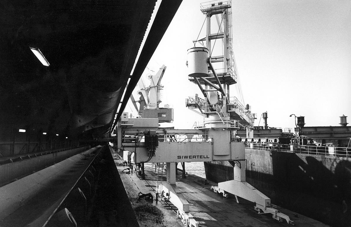 Conveyor belts and unloader by ship at the docks