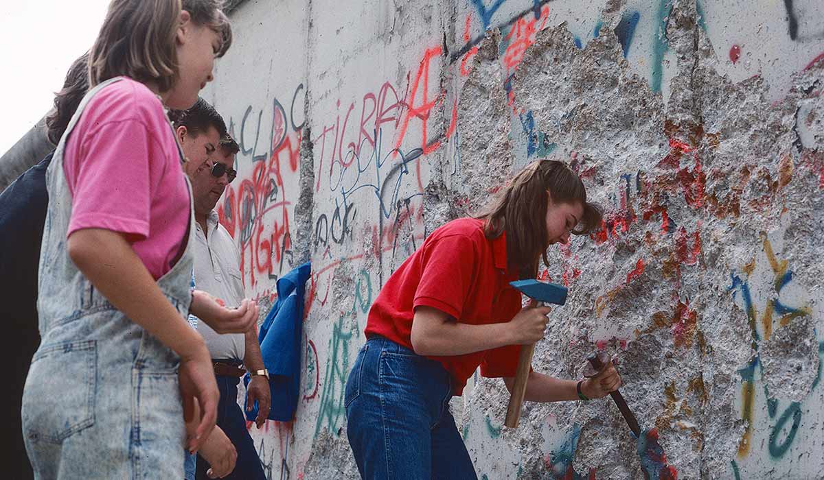 Chopping pieces of the Wall at Checkpoint Charlie