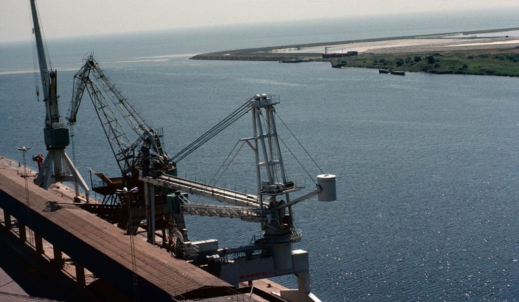 wharf - ship unloader and cranes, island tip